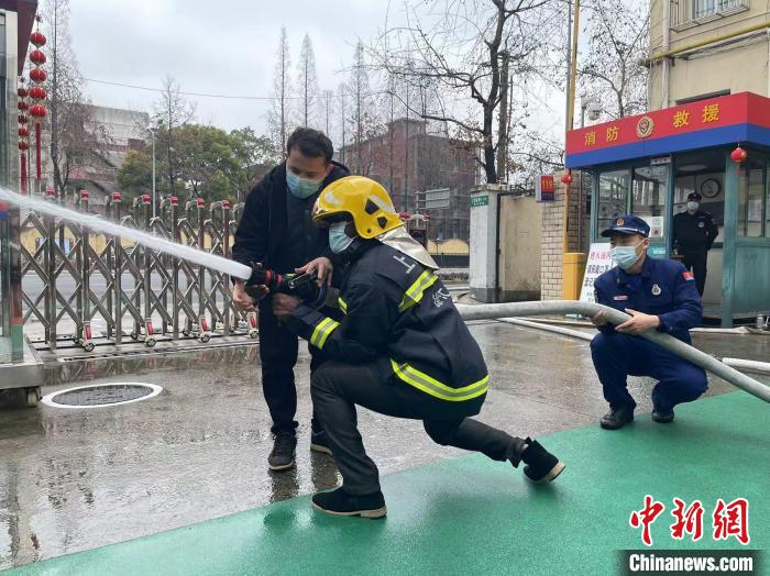 外籍大学生在徐汇消防救援支队进行训练。　上海市徐汇区消防救援支队供图
