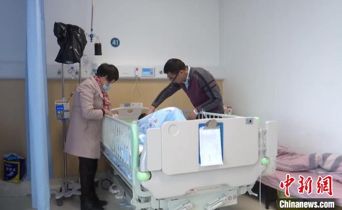 父亲及奶奶在医院照顾少女园园。　王哲辉 摄
