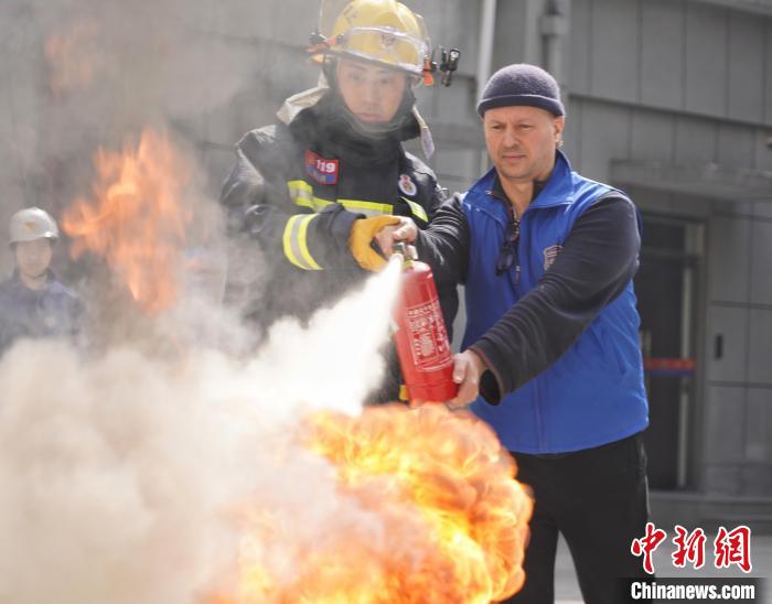 外籍人士学习使用灭火器。　上海市长宁区消防救援支队供图