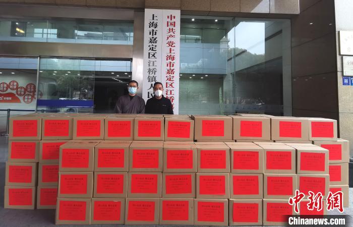 上海万佛寺、上海十方文教基金会向江桥镇捐赠面包点心900份。　严姗隽 摄