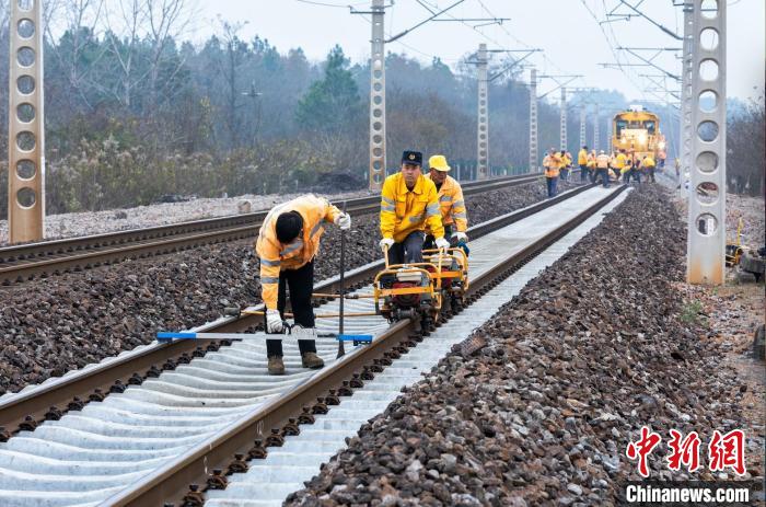 陇海铁路检修现场。　中国铁路上海局集团有限公司供图