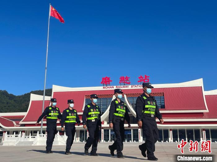 图为民警开展火车站日常巡逻 尚勇边境派出所供图