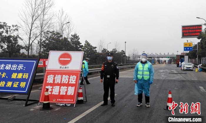 铁路民警会同地方防疫人员在铁路与公路交界区域盯守。　徐州铁警供图