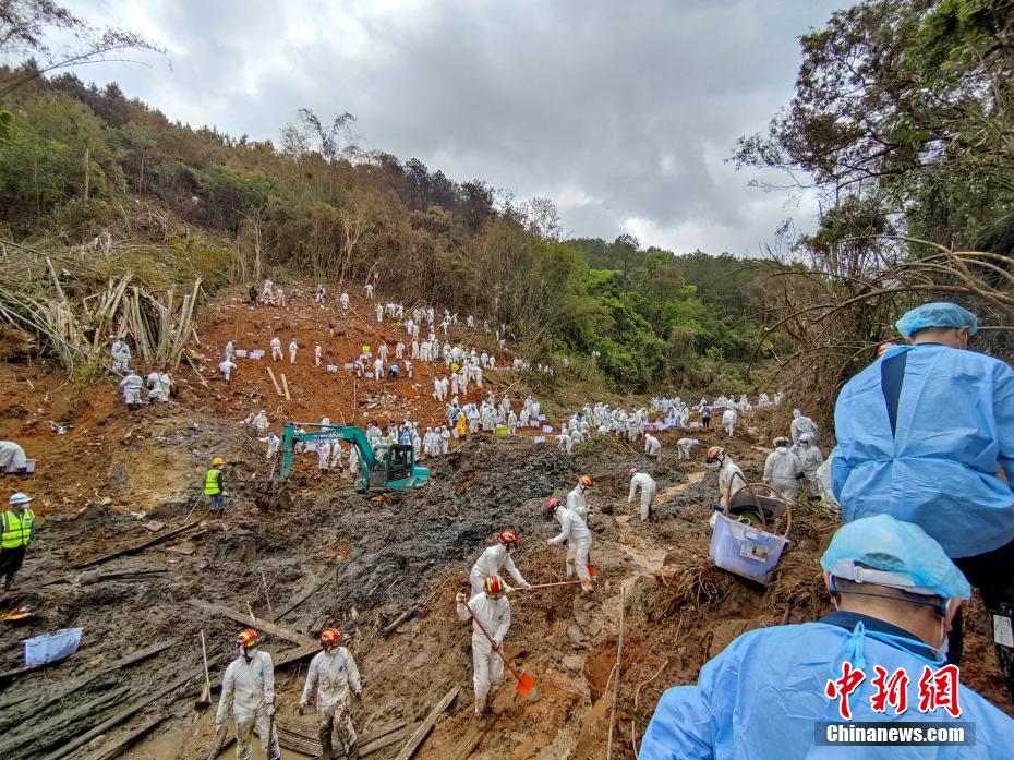 3月25日，武警广西总队200余名官兵同民兵、消防等救援力量一起，继续在“3·21”东航空难核心区展开搜救。 中新社发 江怀鹏 摄