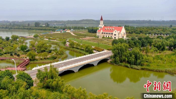 图为永城市日月湖生态风景区。数年前，这里曾是“黑、脏、乱”的采煤沉陷区。　孙海峰 摄