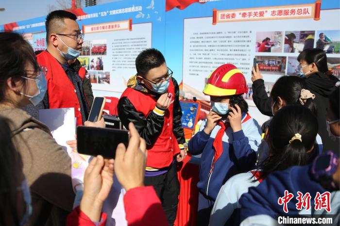 由山东省、济南市各部门派出的志愿服务队，现场向民众展示志愿服务项目，开展志愿服务活动。　沙见龙 摄