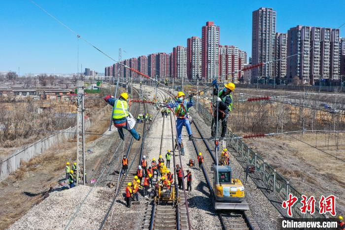 人机配合进行线路拨移操作。　赵亮 摄