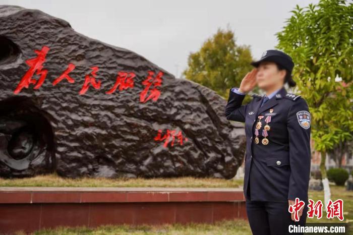 图为广西移民管理警察涂慧婷。　崇左边境管理支队供图