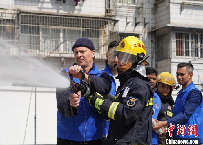 外籍消防志愿者在长宁消防救援支队进行训练。　上海长宁区消防救援支队供图