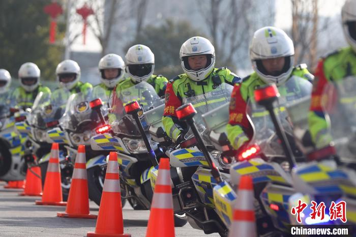 图为交警摩托车特种驾驶练兵。　冯飞 摄