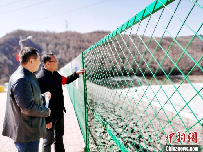 图为青海省大通县水利部门工作人员巡河湖。　张添福 摄