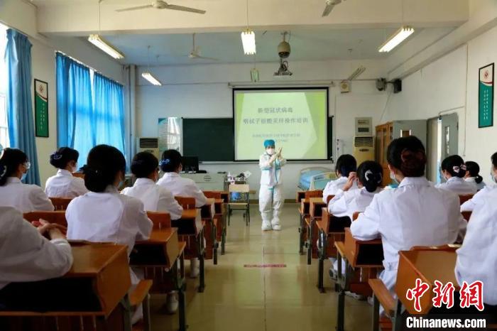 泉州医学高等专科学校护理学院开展核酸采样操作培训。　福建省教育厅新闻中心供图