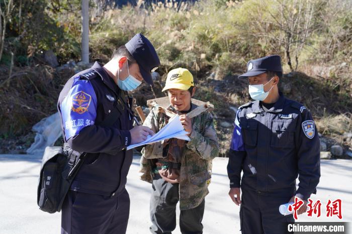 图为民警正在了解村民情况。　独龙江边境派出所供图