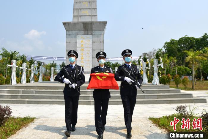 图为蔡晓东烈士安葬仪式现场。　西双版纳边境管理支队供图