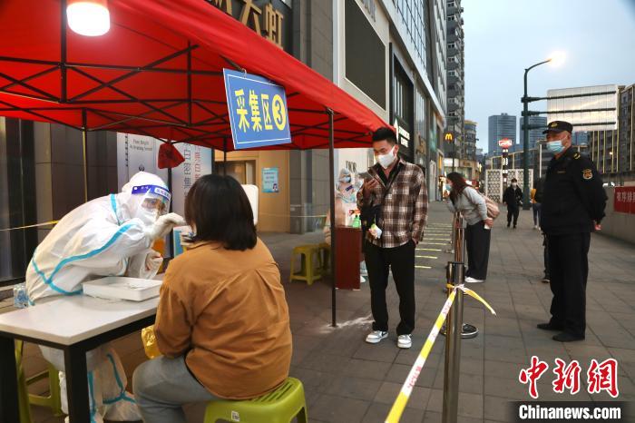 图为3月18日，江西南昌八一馆商圈一核酸检测点，市民有序排队做核酸检测。　刘力鑫 摄