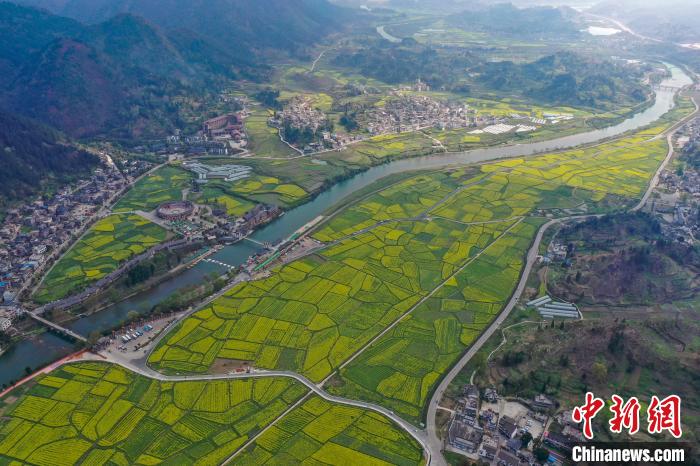 图为贵定金海雪山景区。　瞿宏伦 摄