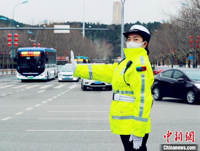 济南市市中区交警大队女子中队执勤民警在寒风中疏导交通。　解旺 摄