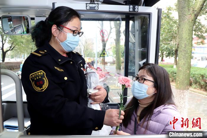 梁剑琴赠人鲜花。　赵路供图