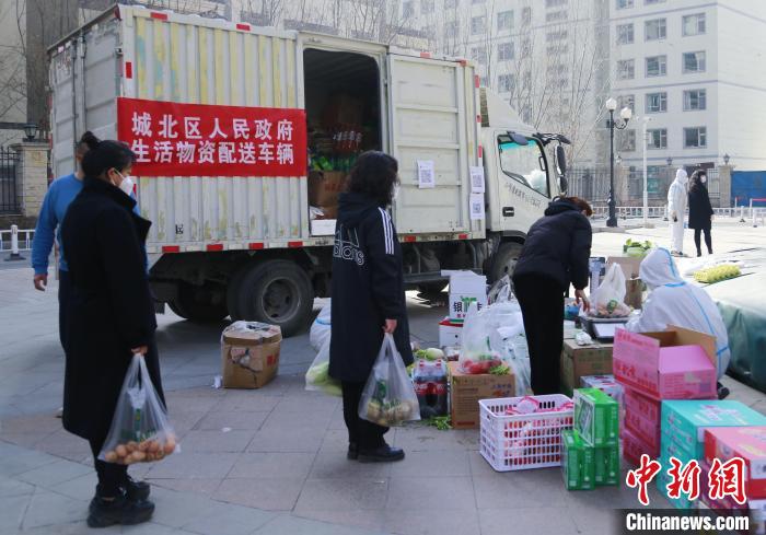 图为居民有序购买生活物资。　马铭言　摄