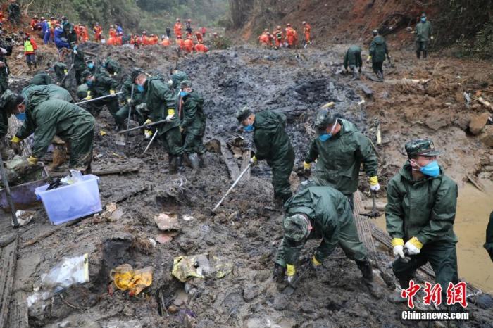 3月24日，武警广西总队官兵继续在核心区搜索第二个黑匣子，协助地方人员清理现场。 3月21日，东航一架波音737客机于广西梧州上空失联并坠毁。武警广西总队 供图