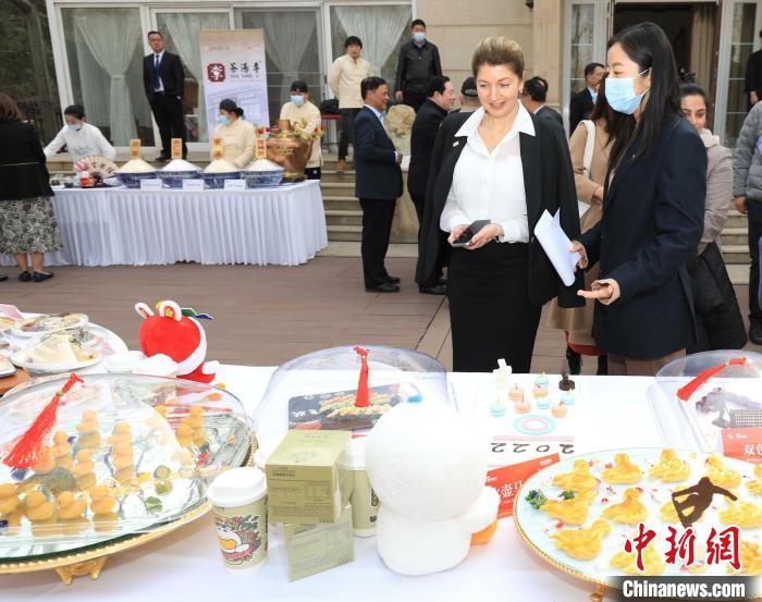 3月9日，“2022北京消费季玩转京城美食”板块——“春歌京点小吃文化节”国际交流专场活动在京举办。　北京市商务局供图