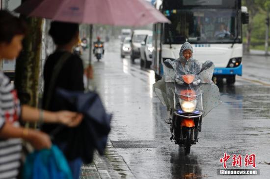 持续下雨，给市民出行带来了一定影响。殷立勤 摄