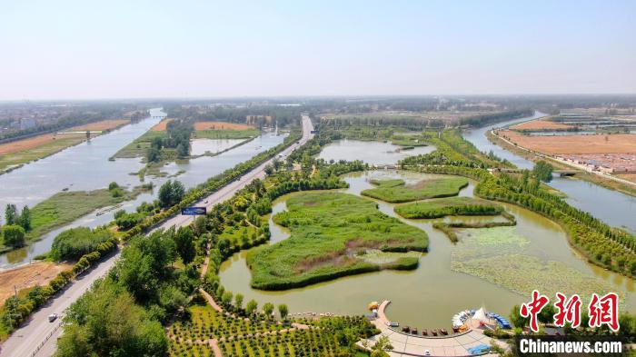 图为经过生态修复的矿山地质环境恢复治理工程——永城市沱河湿地公园。　孙海峰 摄