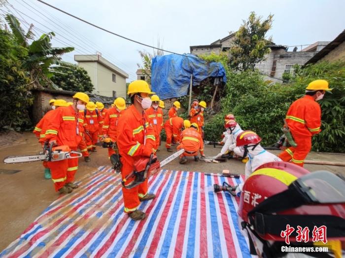 3月27日，救援人员在核心区换岗之后经过洗消出场。当日，“3·21”东航飞行事故客机第二个黑匣子已找到。26日晚，官方确认东航MU5735航班上人员已全部遇难。中新社记者 王以照 摄