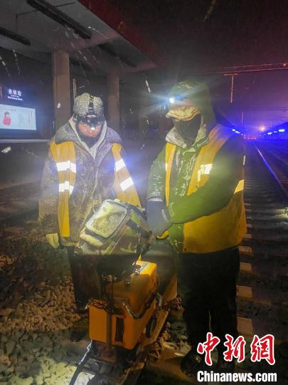 工人夜间对拉林铁路钢轨进行病害检测。　拉巴次仁 摄