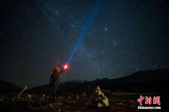 西藏林芝鲁朗小镇夜空璀璨。中新社记者 何蓬磊 摄 

