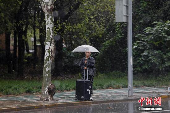 持续下雨，给市民出行带来了一定影响。殷立勤 摄