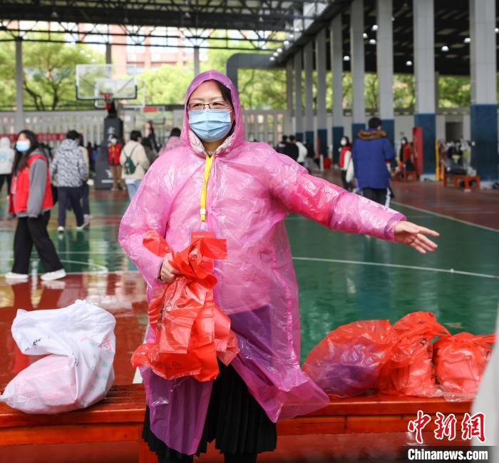 图为张书美正在做志愿者工作。　钟雪艳 摄