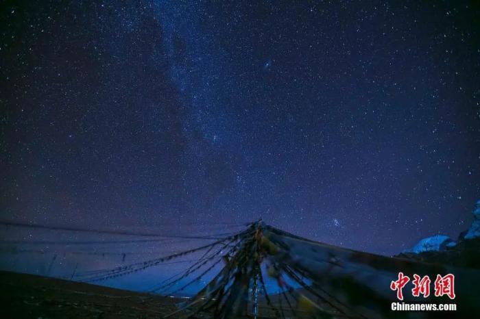 西藏江孜，夜空璀璨。金梓江 摄

