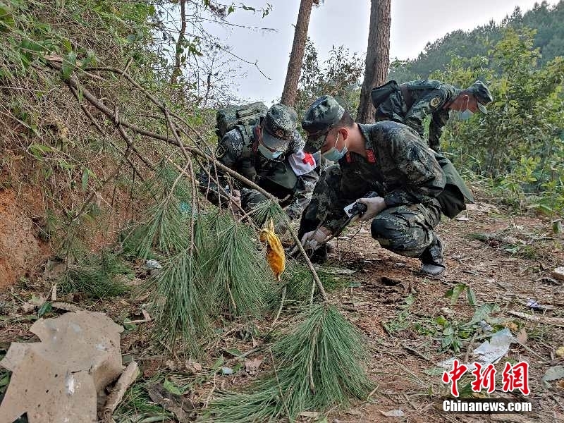 3月21日14时38分许，东方航空公司MU5735航班执行昆明—广州任务时，在广西梧州市上空失联并坠毁。机上载有乘客123人、机组人员9人，目前救援力量已抵达失事现场。通讯员 江怀鹏 武警广西梧州支队提供