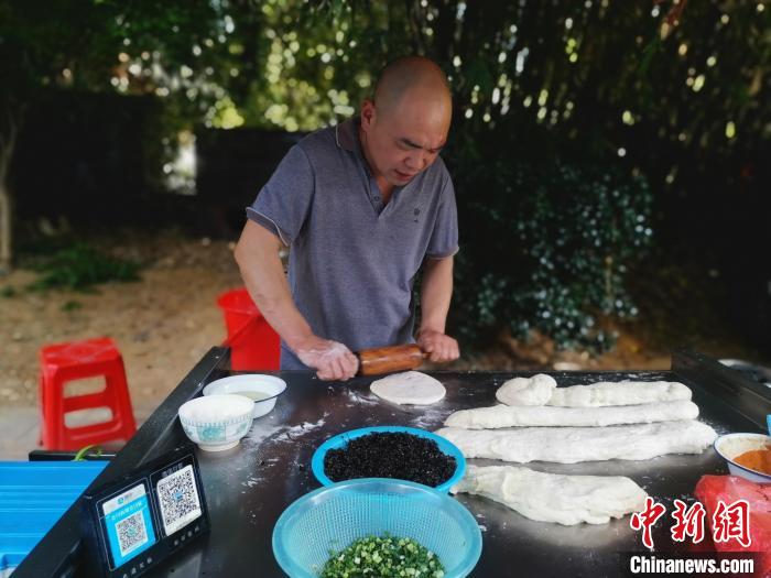 曹加齐正在做烧饼 祝丽萍 摄