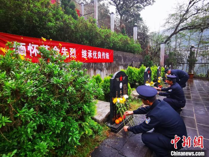 图为民警为烈士墓敬献鲜花。　独龙江边境派出所供图