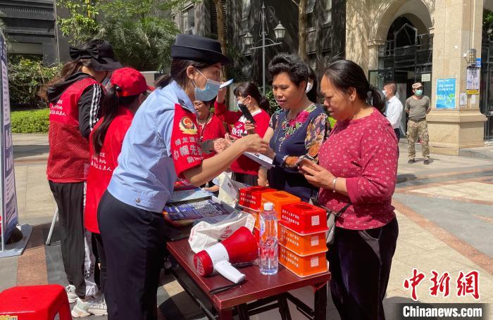 图为民警在小区开展反电诈宣传。　黄令妍 摄