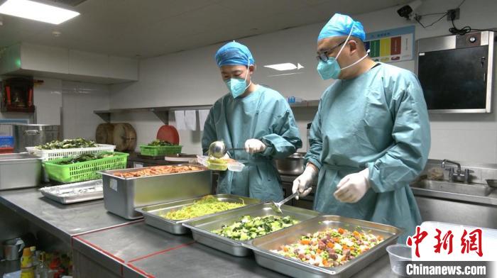 杭州建德一隔离点为隔离人员准备餐食。　白洋 摄