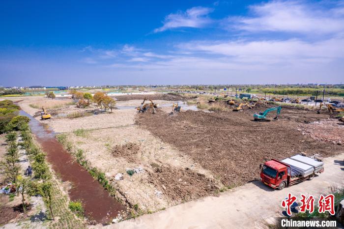 浙江省援沪防疫生活物资平湖中转站建设场景 顾秋叶 摄