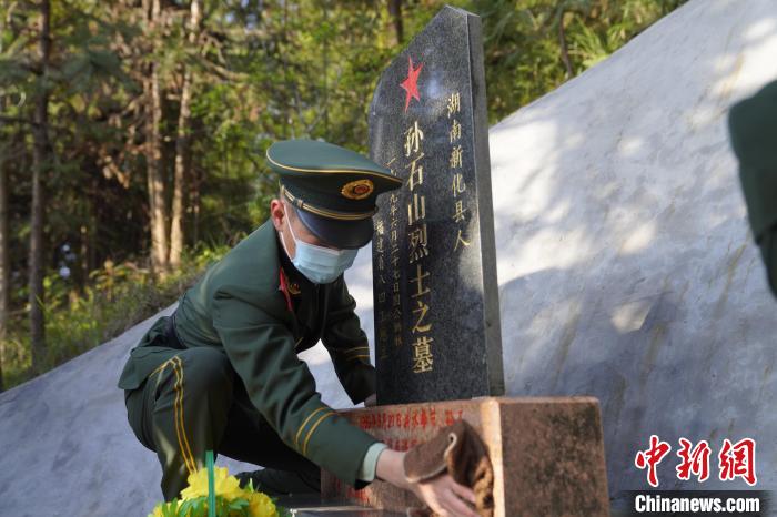 4月5日，武警官兵仔细擦去烈士墓碑上的浮尘。　张陈宇 摄