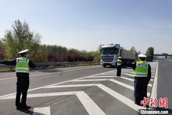 图为交警分流指挥车辆绕行。　郑娇 摄