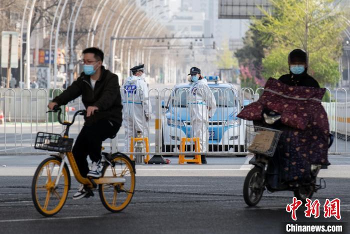 图为疫情下的太原街头。　韦亮 摄