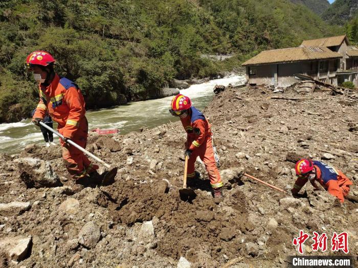 图为贡山滑坡泥石流灾害现场。　贡山县消防救援大队提供