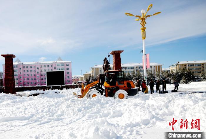 图为当地组织人力清理积雪。　冯亚奇 摄