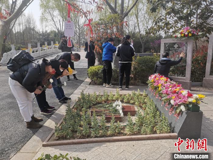 清明节前夕，郑州市红十字会组织部分亲属代表缅怀祭奠人体器官捐献者。　卜国伟 摄