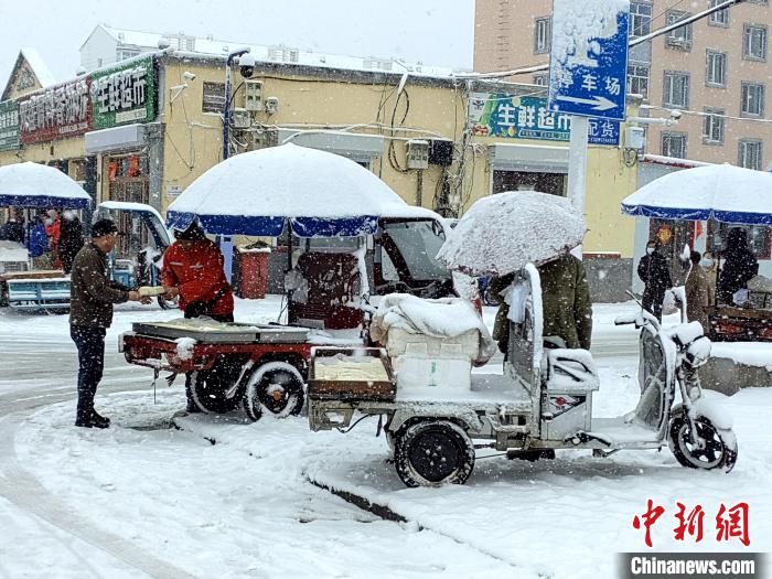 居民雪中购物。　冯宏伟 摄