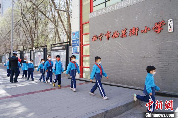 资料图为西宁市西关街小学学生有序上学。　马铭言 摄