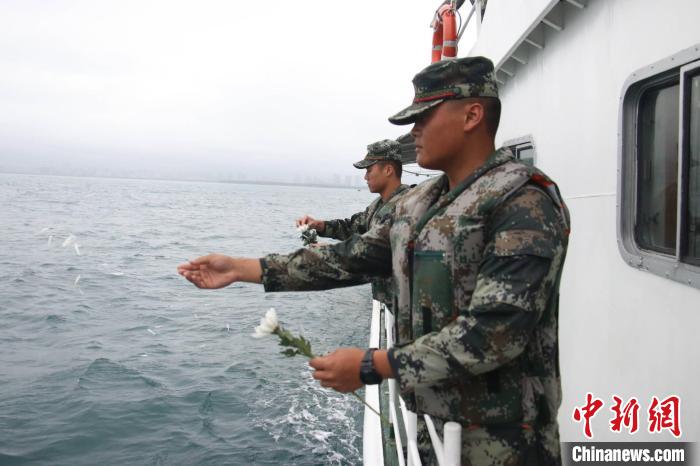 海南海警执法员开展海上祭英烈活动。　海南海警局供图