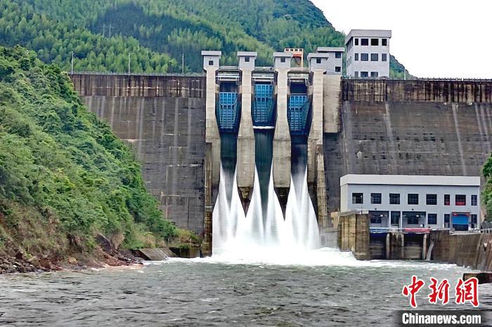 4月26日，斧子口水库进行错峰泄洪。　蒙旺立 摄