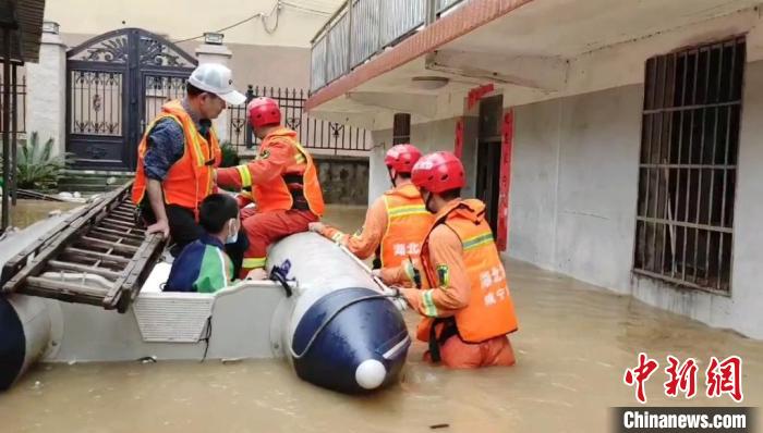 消防人员转移被困民众 湖北咸宁消防供图